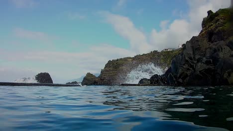 Rompimiento-De-Olas-Choque-Primer-Plano-Punto-De-Vista-Corriente-Onda-Energía-Aluvión,-Marea-Y-Gradiente-Térmico-Energía-Alternativa-Oxígeno-Co2-Burbujas-Conservación-De-La-Vida-Marina-Pesca-Electricidad-Investigación---Desarrollo