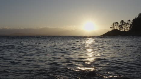 la magia del amanecer en el fiordo de leroyosen que conduce a bergen, noruega