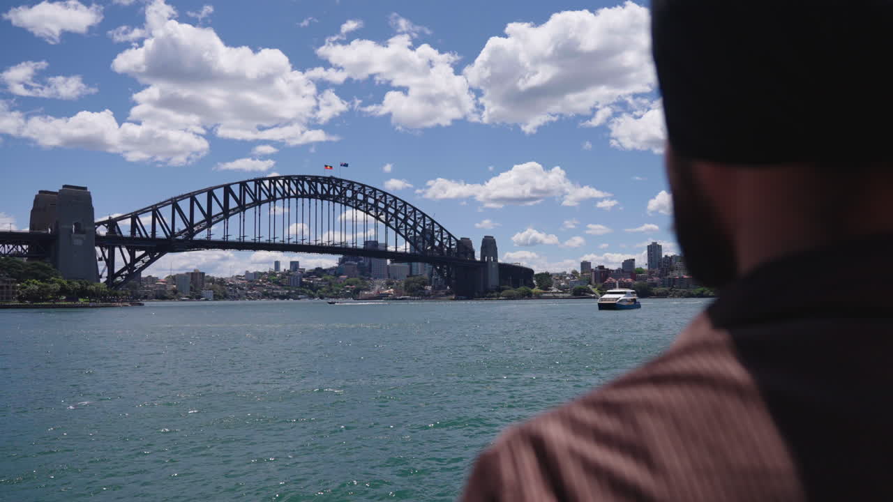 punjabi sikhi chico mirando el famoso puente del puerto de sydney en nueva gales del sur, australia