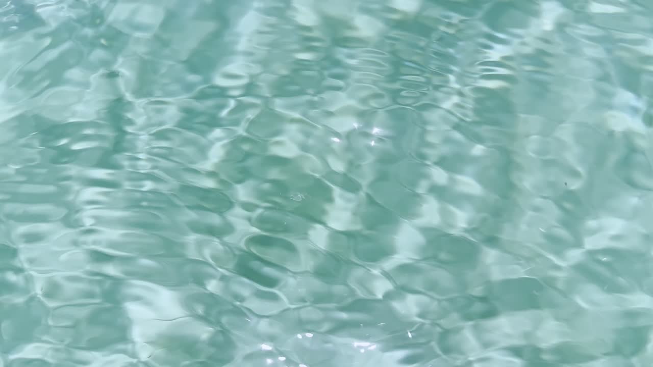 그리스 할키디키 반도의 청정 파란 발 해변