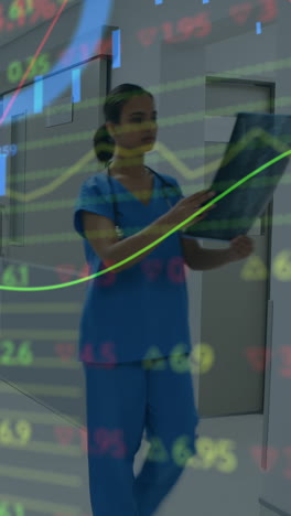 animación del procesamiento de datos financieros sobre una doctora biracial con escaneo de rayos x
