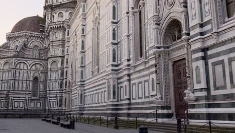 La-Cúpula-Y-El-Pasillo-De-La-Catedral-De-Florencia-Vistos-Desde-La-Calle,-Toscana,-Italia