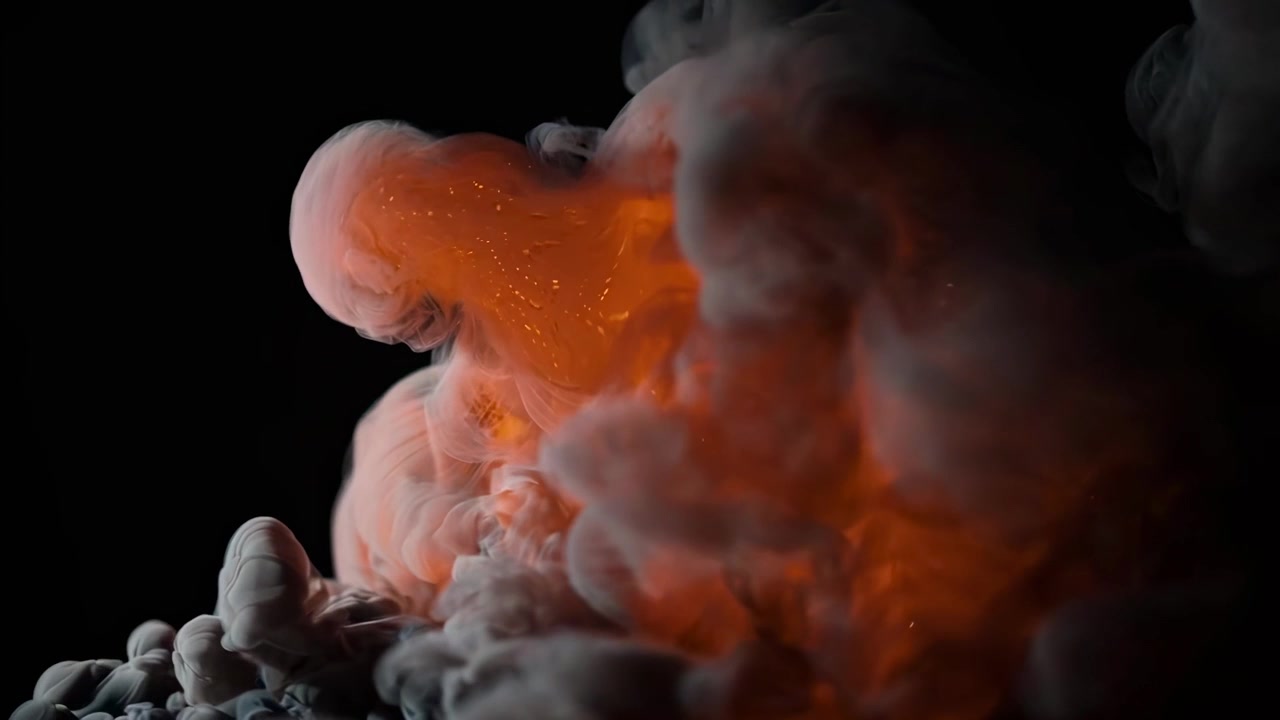 Flusso dinamico di fumo incandescente arancione e bianco su sfondo nero