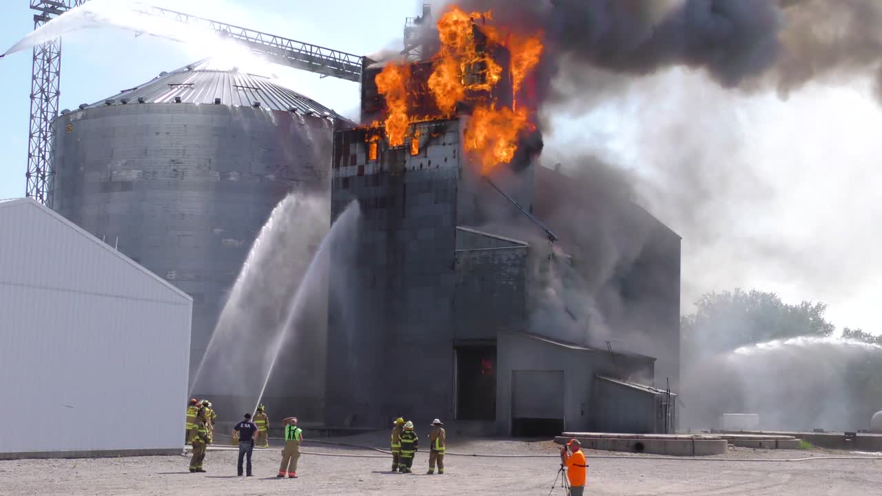 un gran incendio industrial en una instalación de almacenamiento de silos de granos en una granja en iowa
