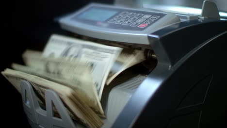 Elektronischer-Banknotenzähler,-Der-Dollarscheine-Zählt.-Geldzählmaschine