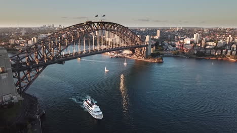 cámara lenta aérea 60 fps, tráfico en hora punta cruzando el puente del puerto de sydney