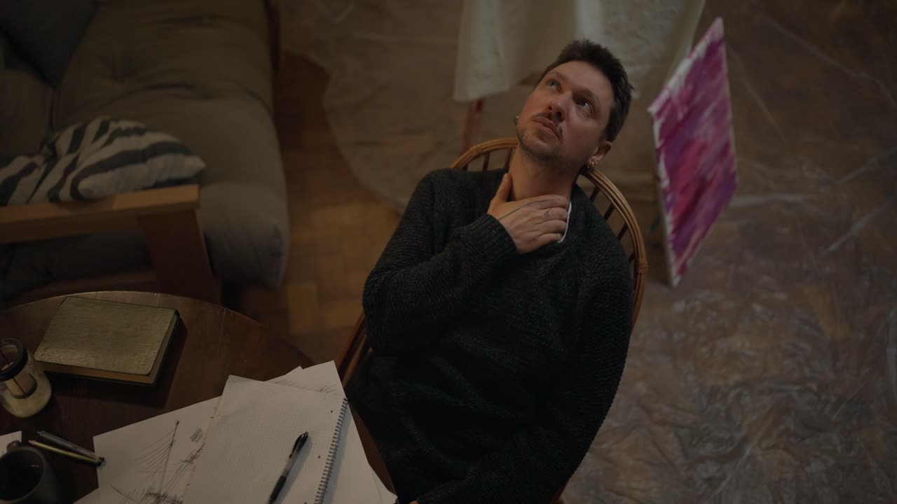 Artista nel suo studio di casa