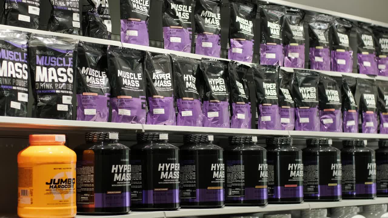 스포츠 영양 상점 인테리어에는 다양한 영양 보충제가 있습니다.