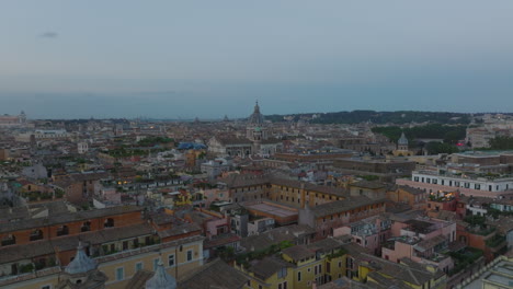 Vorwärts-Fliegen-In-Der-Dämmerung-über-Der-Stadt-In-Richtung-San-Carlo-Al-Corso,-Basilika-Mit-Großer-Kuppel.-Rom,-Italien