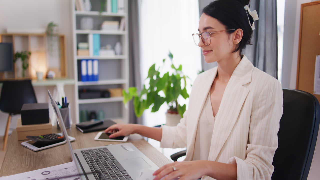 Glückliche Geschäftsfrau beginnt am Schreibtisch im Büro zu arbeiten
