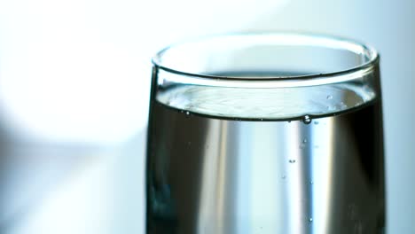 agua mineral carbonatada en vasos para beber