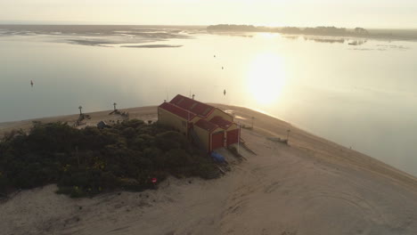 Disparó-Sobre-La-Antigua-Casa-De-Botes-Salvavidas-En-El-Hermoso-Amanecer-En-Wells-next-the-sea-North-Norfolk,-Costa-Este-Del-Reino-Unido