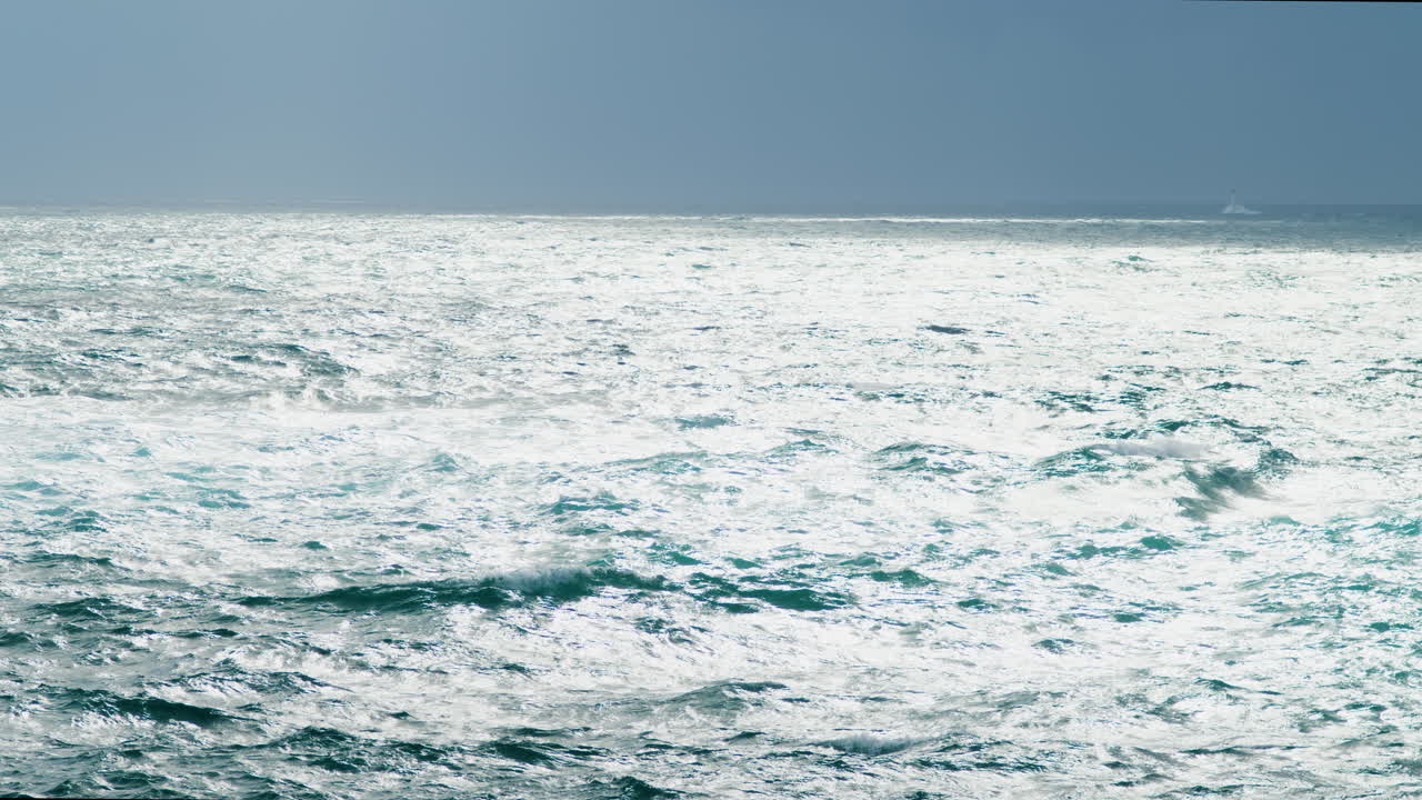 폭풍우 치는 날씨에 넓은 바다 큰 파도와 추기경 표시