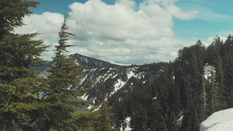 Weite-Aufnahme-Der-Bäume-Und-Des-Schnees-Am-Hang-Hinunter-Zum-Kratersee-In-Oregon