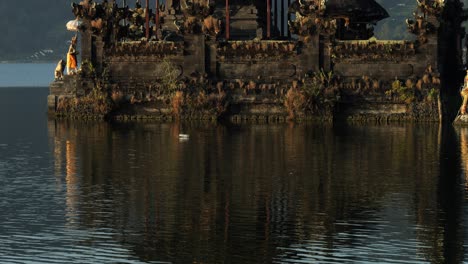 Toma-En-Cámara-Lenta-Ascendente-Del-Hermoso-Templo-Del-Agua-En-Bali-Toma-Panorámica-Del-Templo-Pura-Segara-Ulun-Danu-Batur-En-El-Lago-Volcánico-Batur-En-Bali-En-Indonesia-Durante-El-Viaje-De-Verano