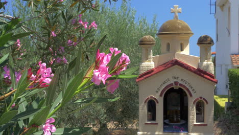 Griechische-Gedenkkapelle-Kandylakia-Und-Blühende-Bäume