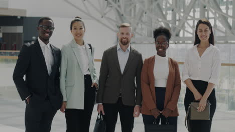 retrato de equipo de negocios en una oficina moderna