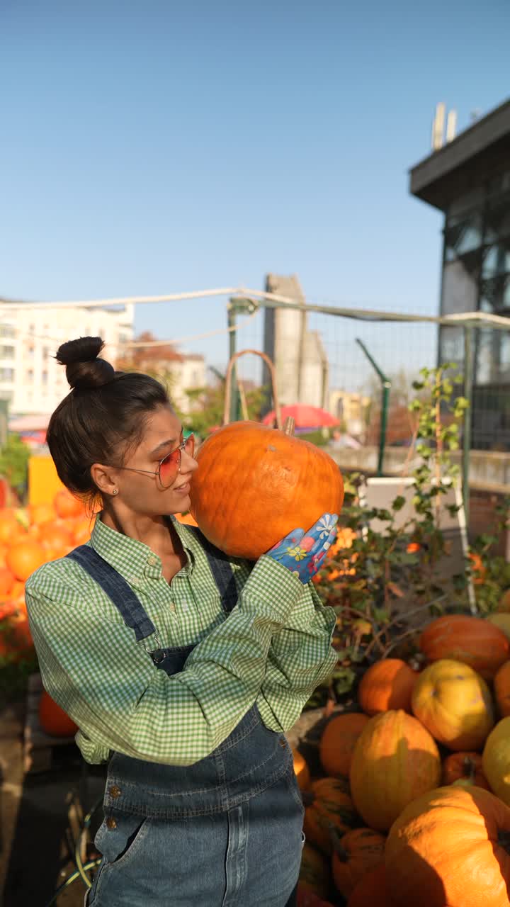 농장 시장 에서 호박 을 뽑는 여자