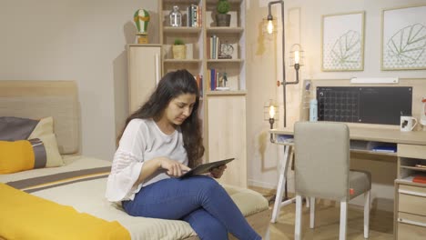 Mujer-Trabajando-En-Una-Tableta-En-Su-Cama.