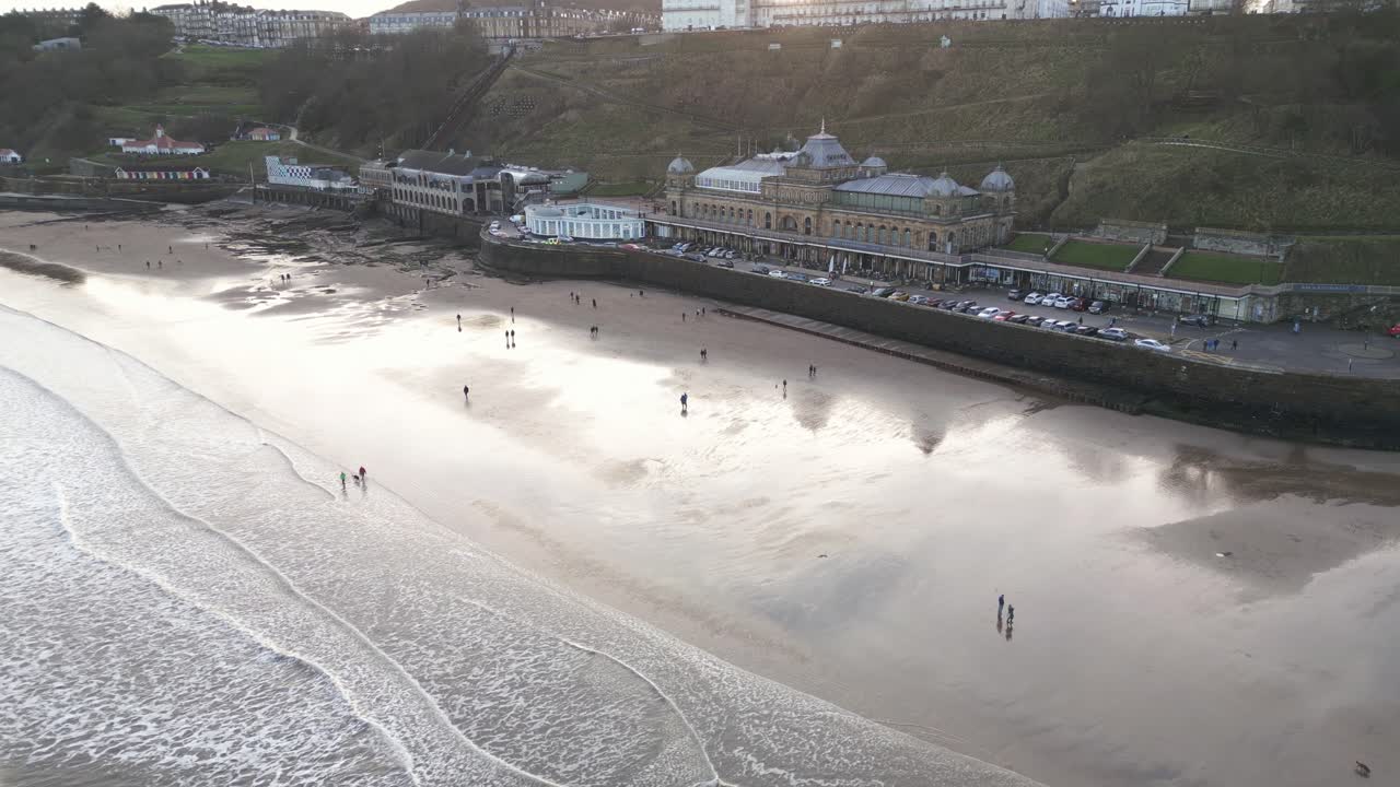 영국 스카버러 베이 (scarborough bay) 의 스카버루 스파 (scarborough spa) 의 빈티지 아키텍처의 광각 영화 드론