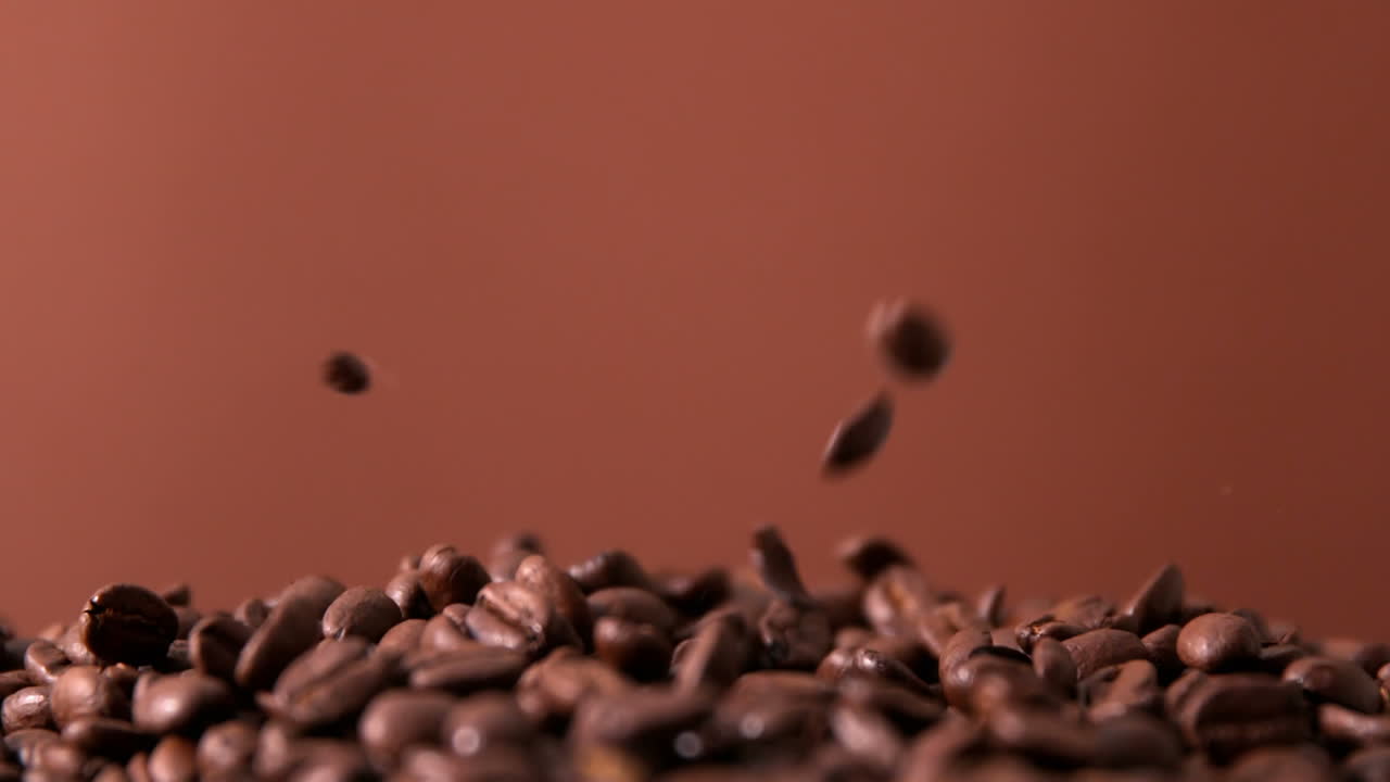 Chicchi di caffè che si riversano su un mucchio