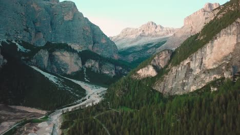 Toma-Aérea-Delantera-En-Los-Alpes-Con-Un-Pico-Que-Se-Muestra-En-El-Fondo