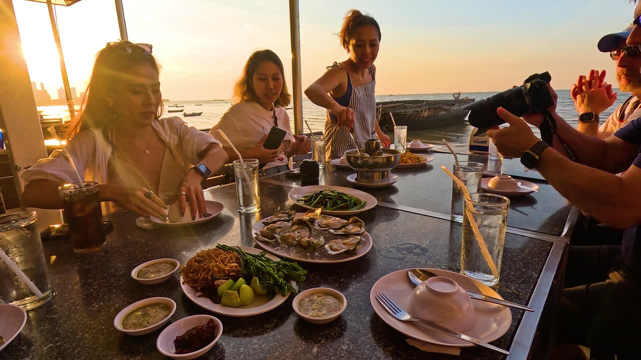 바가에서 친구들과 함께 해가 지는 저녁 식사