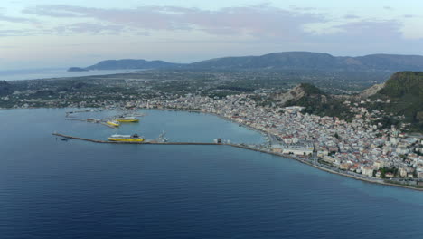 vista aérea de drones de la ciudad y el puerto de zante en la isla de zakynthos, grecia