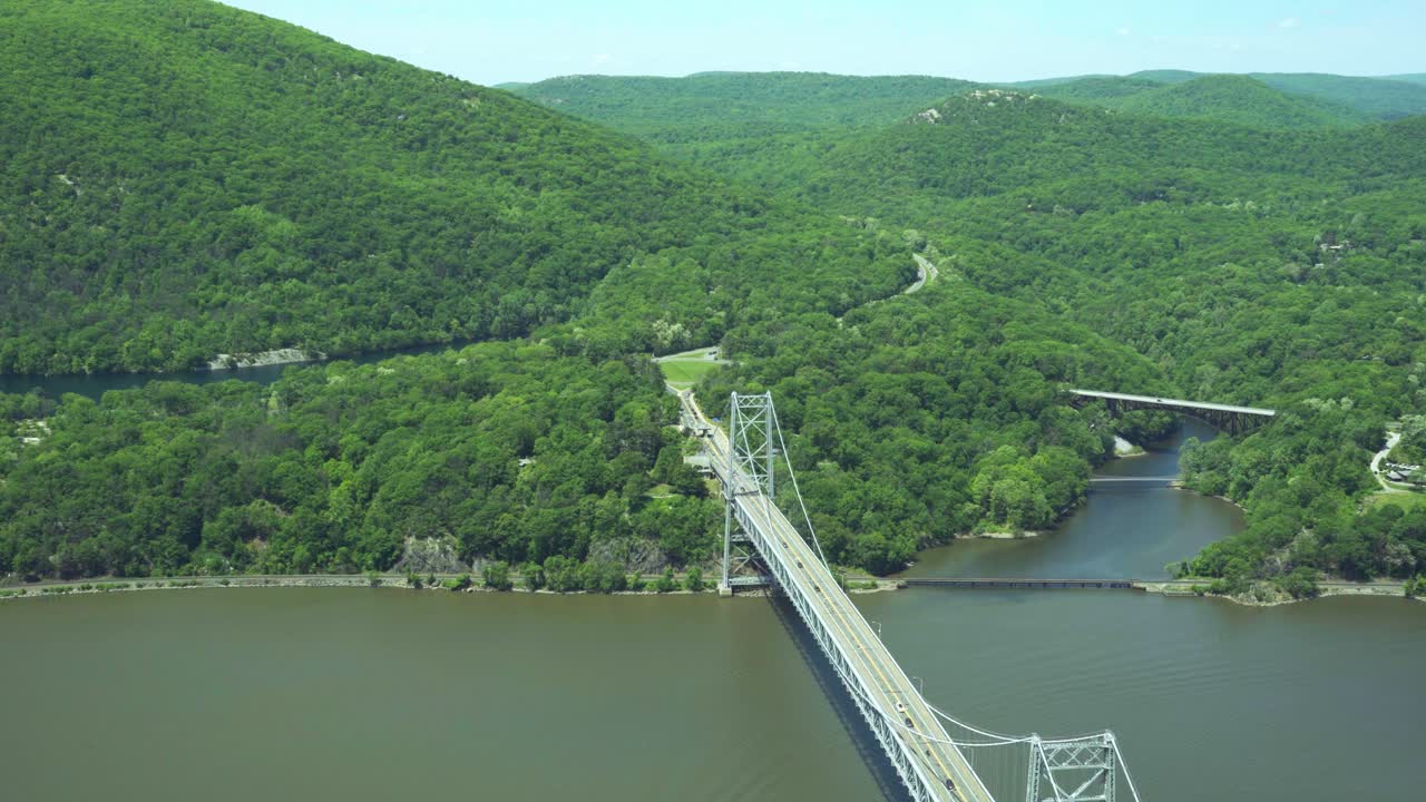 하드슨 리 (hudson valley) 와 베어 마운틴 브리지 (bear mountain bridge) 를 바라보는 산의 꼭대기