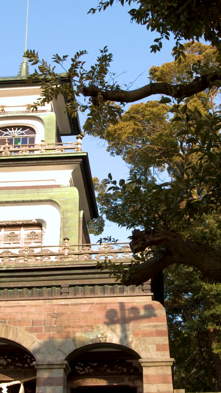 Architecture japonaise traditionnelle avec balcon en pierre orné et arbre