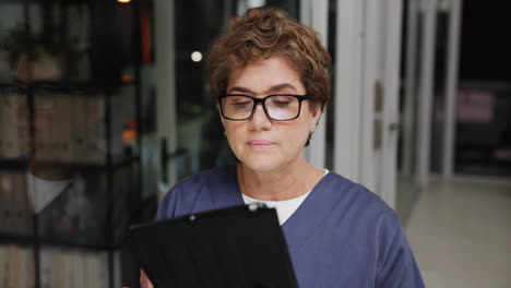 médico que utiliza el comprimido