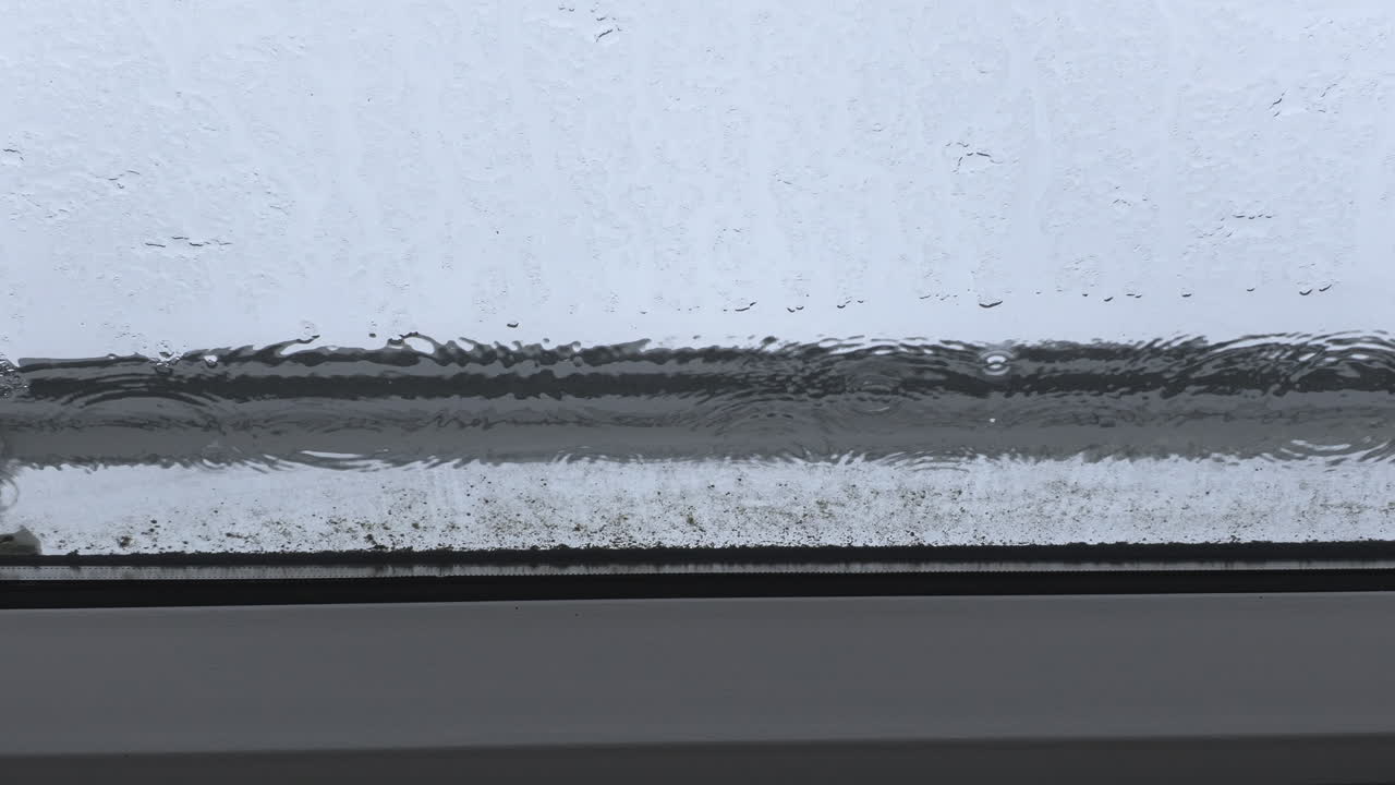 빗방울이 겨울 정원의 유리 지붕에 떨어진다