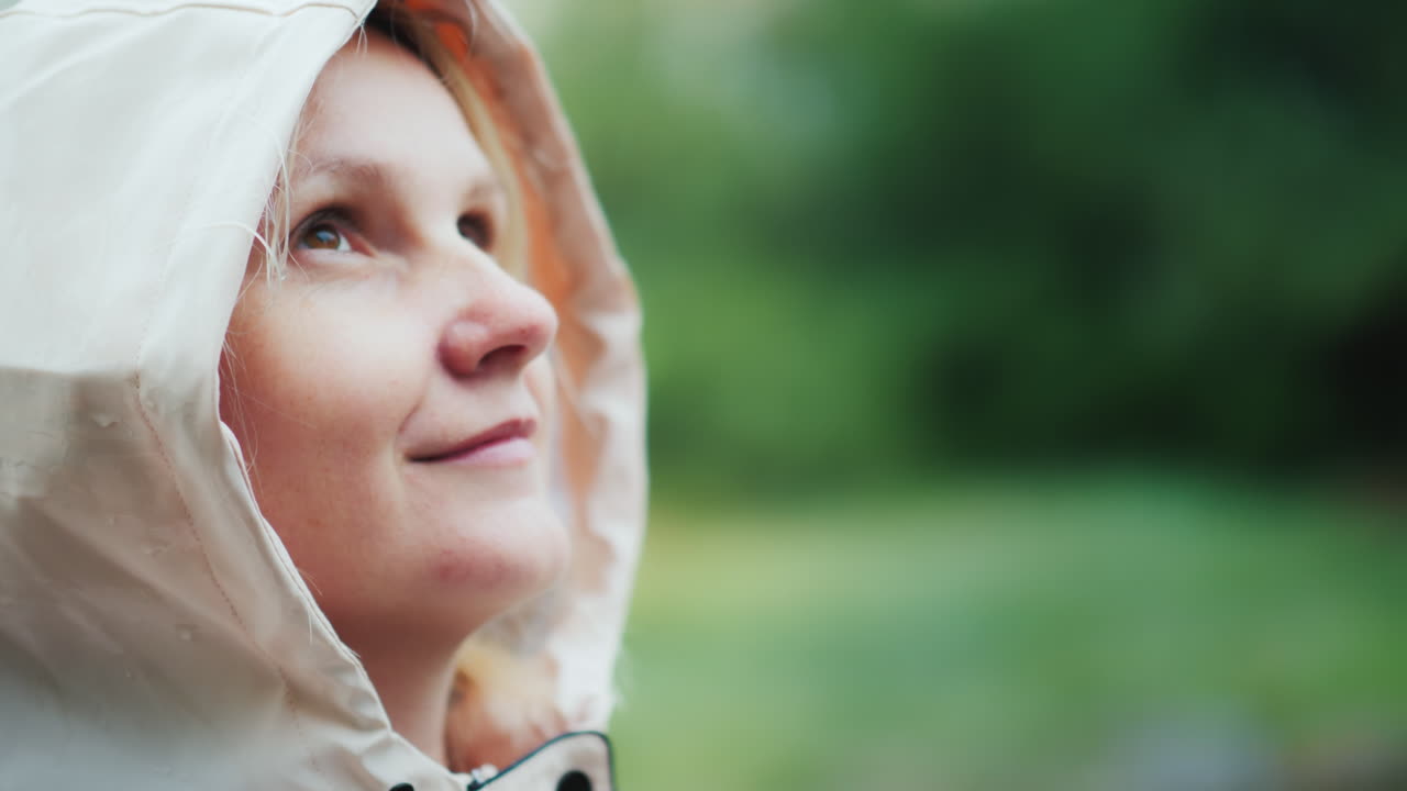 봄비를 즐기는 젊은 여성의 초상화 하이킹과 모험의 신선함 개념