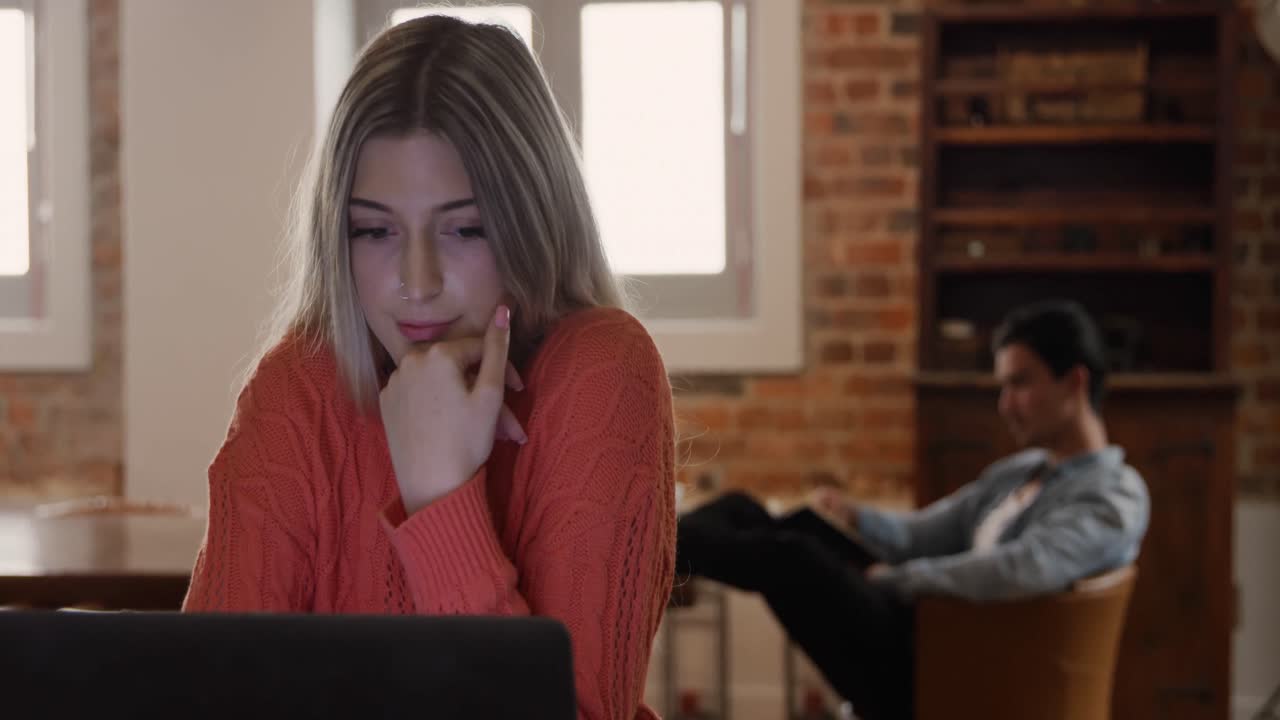 mujer caucásica concentrada y trabajando en su casa