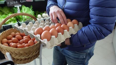 huevos marrones en la canasta