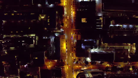 las calles de la ciudad cobran vida por la noche