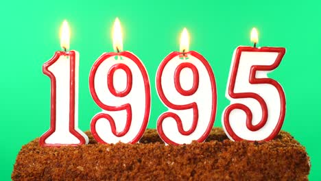 pastel con el número 1995 vela encendida fecha del siglo pasado llave de croma pantalla verde aislado