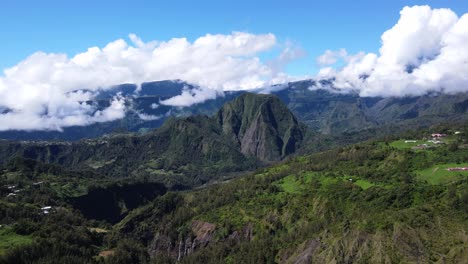 Drohnenaufnahmen-Des-Cirque-De-Salazie-Auf-Der-Insel-La-Réunion-Mit-Bergen-Und-Wolken