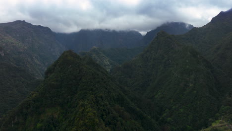 Hiperlapso-De-Drones-De-Montañas-Dramáticas-Con-Movimiento-De-Nubes,-Madeira-Interior