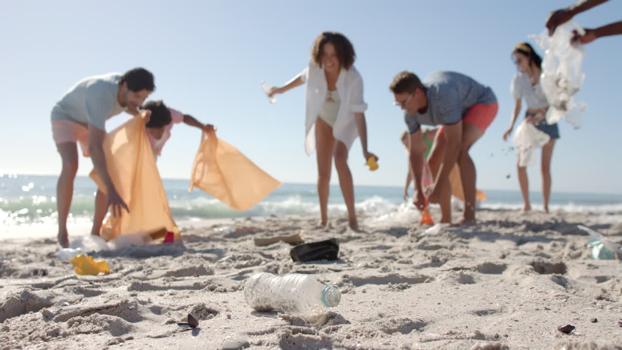 Amigos diversos participan en una limpieza de playa, con espacio para texto