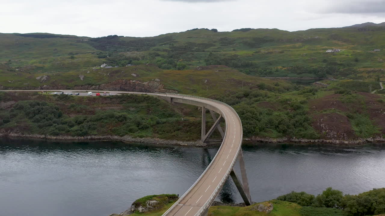 서덜랜드의 로크 아 차른 바인을 가로지르는 스코틀랜드 북서부의 kylesku 다리의 회전 드론 샷