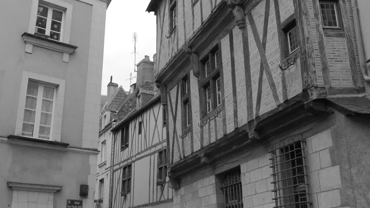 rodada en blanco y negro de la arquitectura histórica de la casa de entramado de madera en ira, francia