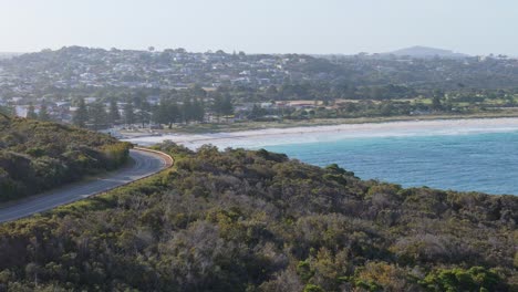 Malerische-Straße,-Die-Um-Den-Berg-In-Einer-Australischen-Küstenstadt-Führt