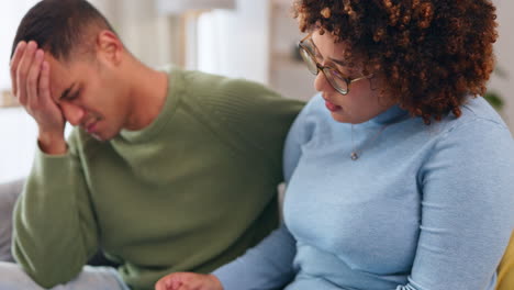 Prueba-De-Embarazo,-Tristeza-Y-Abrazo-De-Pareja-En-Casa