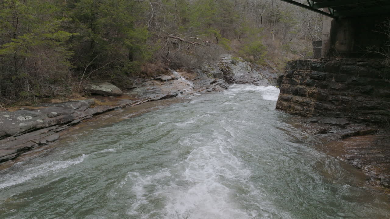 Ripresa aerea con drone di un torrente in piena che scorre impetuoso verso una cascata a Chattanooga, TN