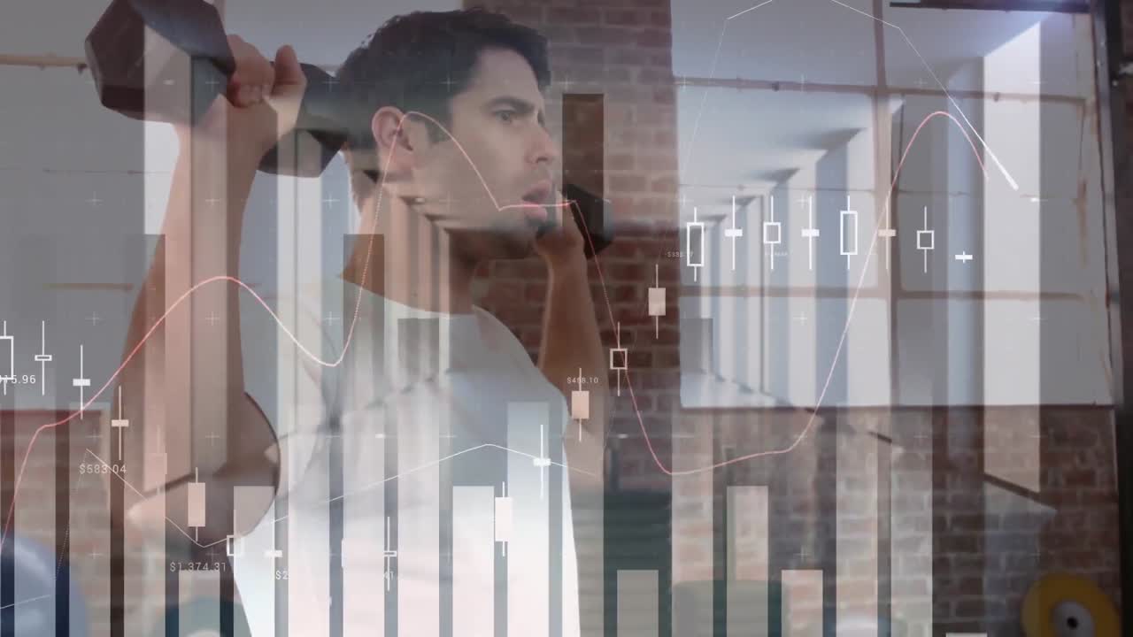 animación del procesamiento de datos financieros sobre el hombre caucásico levantando pesas