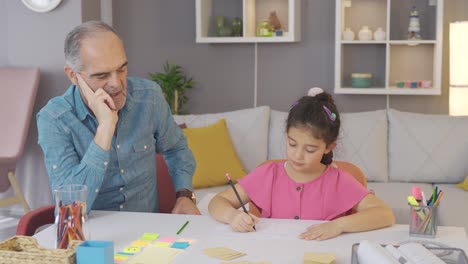 El-Abuelo-Pintando-Con-Su-Nieto.