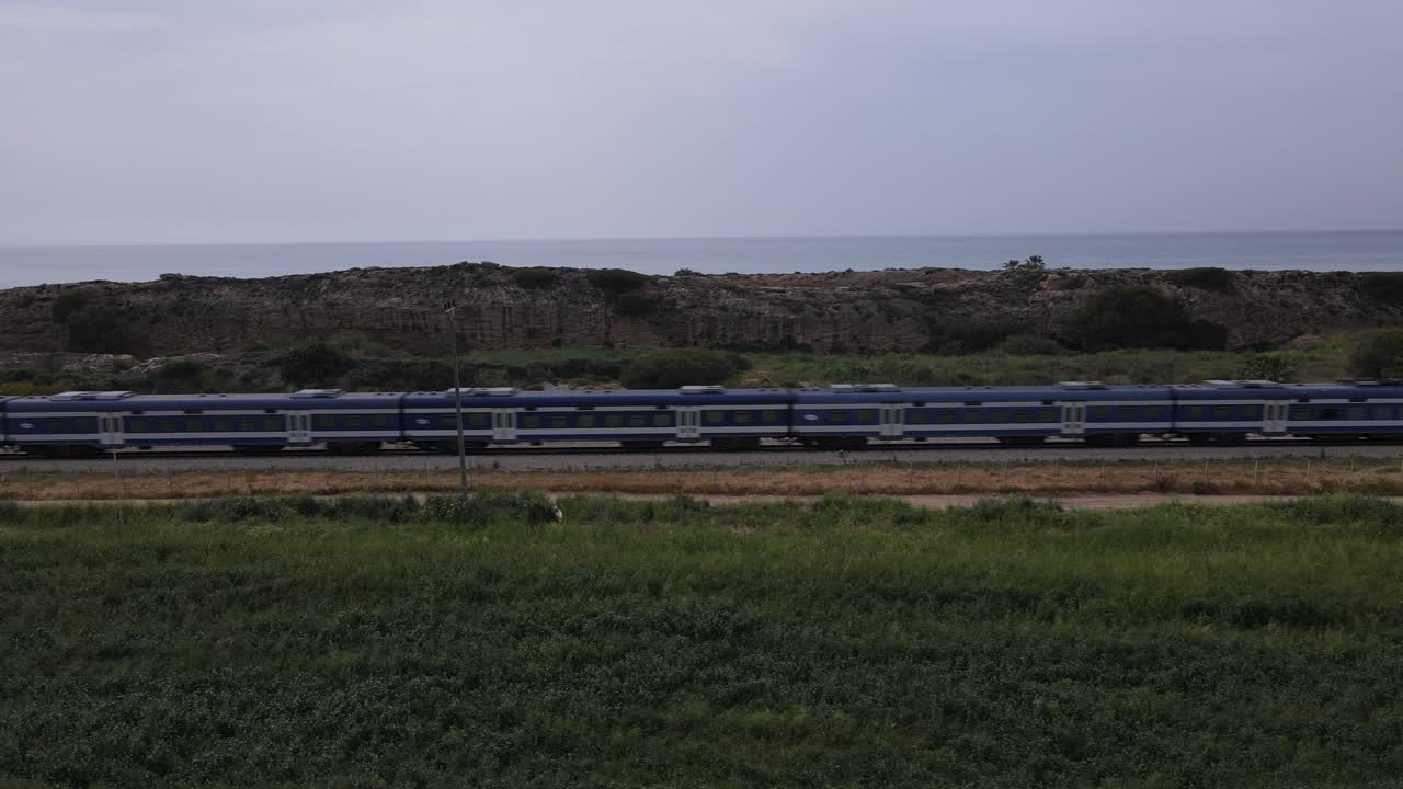 메가 모샤브, 이스라엘 - 해안 철도 노선을 따라 이동하는 열차 - 공중 파닝