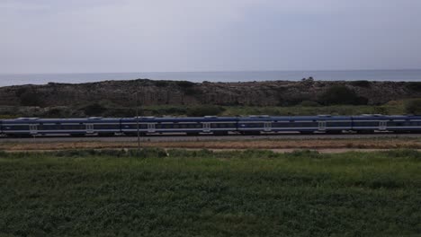 megadim moshav, israel - tren viajando a lo largo de la línea ferroviaria costera - fotografía aérea