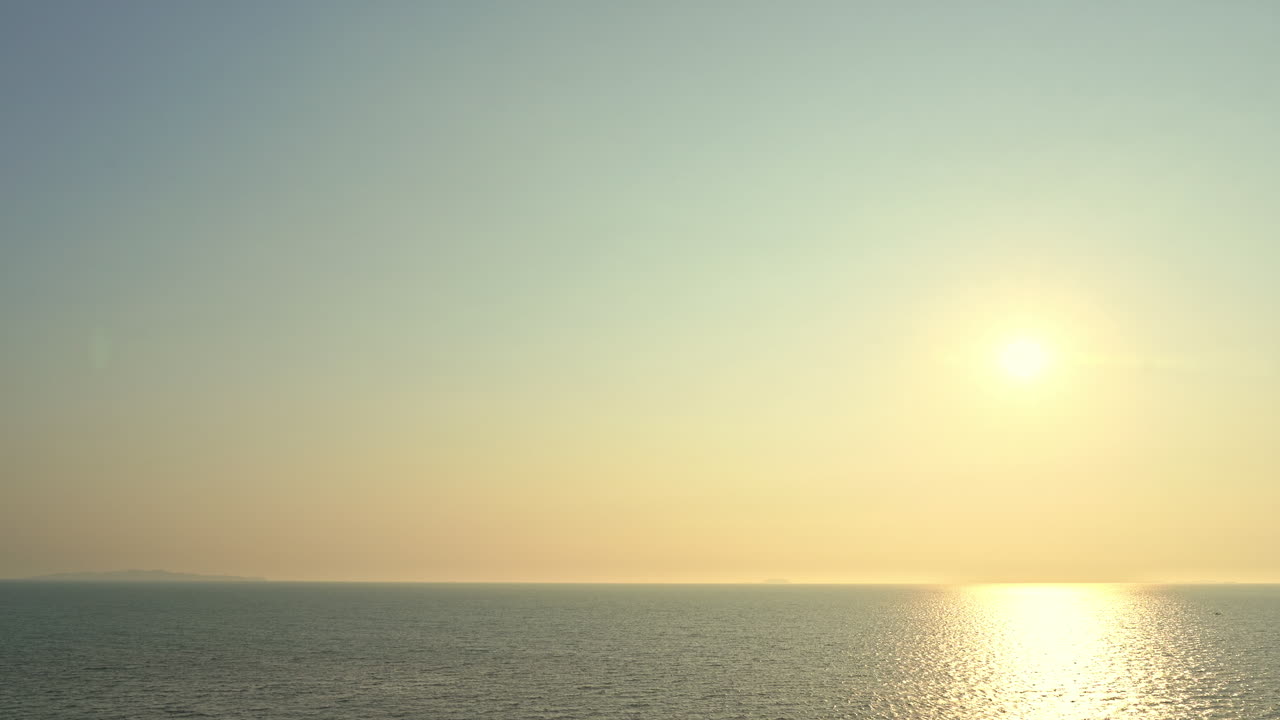 interminable paisaje marino tranquilo en la puesta de sol dorada amarilla, reflejo de la luz del sol en la superficie del agua del mar